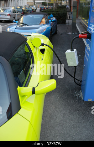 München, Deutschland, ist die Elektro-Auto-Marke Tesla Motors mit Strom geladen. Stockfoto