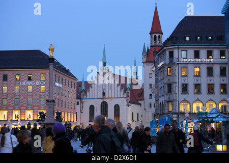 München, Passanten in der Fußgängerzone am Marienplatz Stockfoto