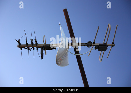 Alte tv-Antenne isoliert auf blauen Himmel Stockfoto