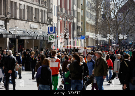 München, Passanten in der Fußgängerzone von Kaufingerstrasse Stockfoto