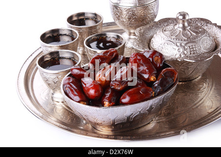 Antik Silber Kanne und Kaffeetasse set mit Datumsangaben in einer Schale auf einem weißen Hintergrund isoliert Stockfoto