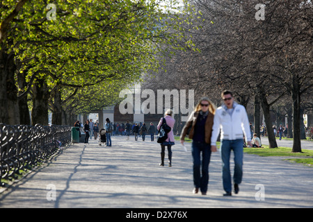 München, Fußgänger zu Fuß in den Hinterhof-Garten Stockfoto