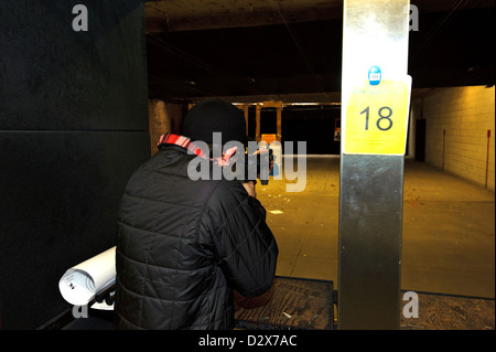 Zielschießen mit einem AR-Stil-Ziel-Gewehr auf einem indoor range Stockfoto