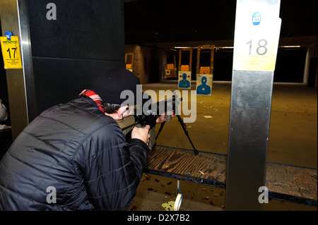 Zielschießen mit einem AR-Stil-Ziel-Gewehr auf einem indoor range Stockfoto