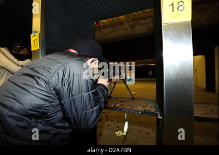 Zielschießen mit einem AR-Stil-Ziel-Gewehr auf einem indoor range Stockfoto