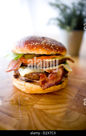 Doppel-Käse - zwei Burger, geschichtet mit Käse, Speck, Tomaten, Salat, Gurke, Zwiebel und Burger-Sauce Stockfoto