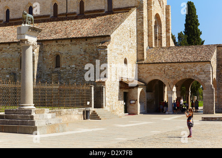 Junge Touristen fotografieren. Basilica di Santa Maria Assunta, Aquileia, Friaul-Julisch Venetien, Italien Stockfoto