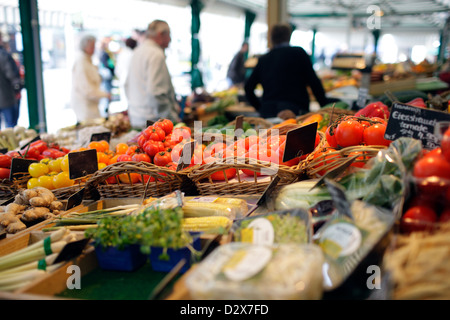 München, Deutschland, und Gemuesestand Kunden am Viktualienmarkt Stockfoto