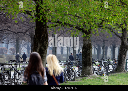 München, Fußgänger zu Fuß in den Hinterhof-Garten Stockfoto