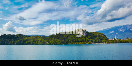 Bled See mit der Kirche Mariä Himmelfahrt (Marijino Vnebovzetje) auf der Insel, Bled, Gorenjska Region, Julischen Alpen, Slowenien Stockfoto