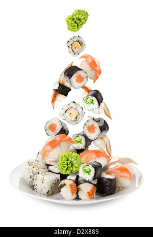 Sushi und Rollen fallen in der Platte. Isoliert auf weißem Hintergrund Stockfoto