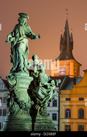 St. Ivo Statue auf der Karlsbrücke und Hintergrund mit Smetana Uhrturm, Prag. Tschechische Republik. Stockfoto