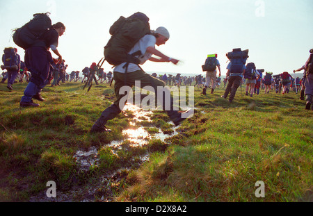 Wettbewerber lassen zum Start der jährlichen zehn Toren Expedition auf Dartmoor in Devon, England. Stockfoto