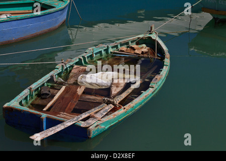 Verfallenes Holz Ruderboot in Marsaxlokk Hafen, Malta Stockfoto