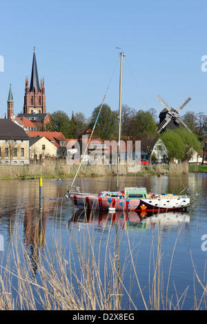 Werder, Deutschland, Werder Blick auf die Kirche des Heiligen Geistes und derWindmuehle Stockfoto