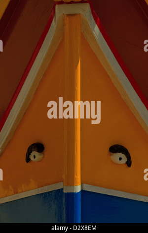 Nahaufnahme des Bogens von einem traditionellen Fischerboot im Hafen von Marsaxlokk, Malta Stockfoto