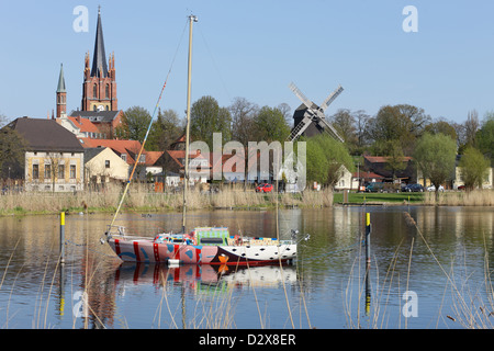 Werder, Deutschland, Werder Blick auf die Kirche des Heiligen Geistes und derWindmuehle Stockfoto