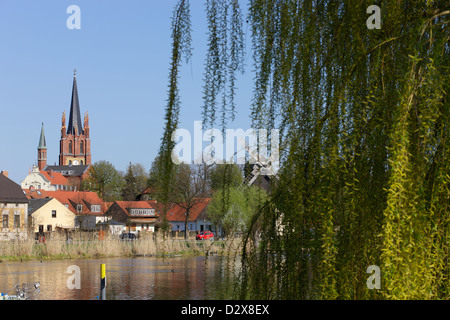 Werder, Deutschland, Werder Blick auf die Kirche des Heiligen Geistes und derWindmuehle Stockfoto