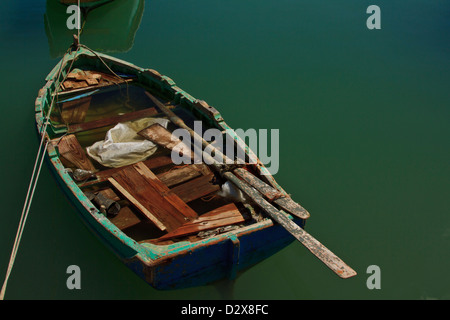 Verfallenes Holz Ruderboot in Marsaxlokk Hafen, Malta Stockfoto