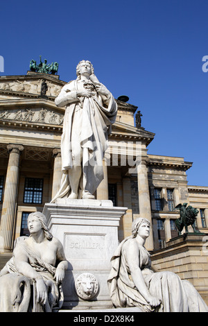 Das Schiller-Denkmal von Reinhold Begas vor dem Konzerthaus Berlin, Deutschland Stockfoto