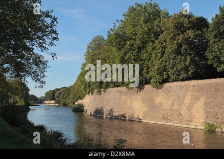 Blick entlang der Stadtgraben und Stadtmauer in der Nähe von Menin Gate, Ieper (Ypern), Belgien. Stockfoto