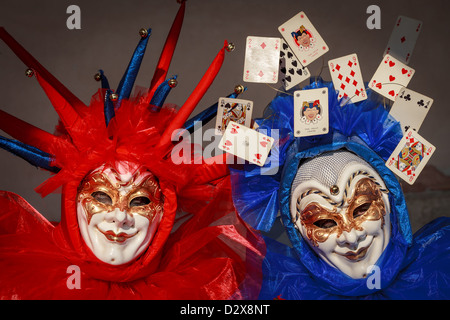 Nahaufnahme von zwei Personen mit einer Maske während des Karnevals in Venedig, Italien Stockfoto