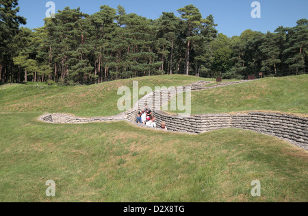 Touristen in den erhaltenen Gräben, kanadische Weltkrieg ein Denkmal, Vimy Ridge National Historic Site of Canada, Vimy, Frankreich. Stockfoto