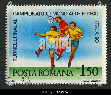 Rumänien - CIRCA 1990: Briefmarken gedruckt in Rumänien widmet sich FIFA World Cup (1990) in Italien, ca. 1990. Stockfoto