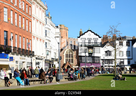 Touristen genießen die Wintersonne am Domplatz in Exeter, Devon, uk Stockfoto