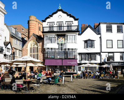 Touristen, die Getränke, die draußen "Mols" Coffee-Shop in Domplatz, Exeter, Devon, uk Stockfoto