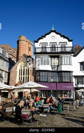 Touristen, die Getränke, die draußen "Mols" Coffee-Shop in Domplatz, Exeter, Devon, uk Stockfoto