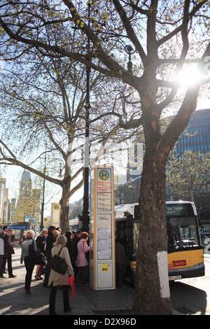 Berlin, Deutschland, am Kudamm Passagiere steigen in einen Bus der BVG Stockfoto