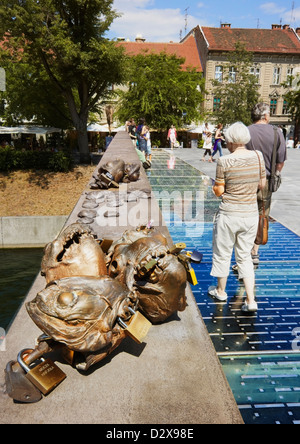 Skulpturen und Vorhängeschlösser an der Mesarski Brücke, bekannt als Fleischer Brücke Ljubljana, Slowenien Stockfoto