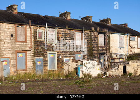 Reihenhäuser mit Brettern vernagelt und warten auf Abbruch, Burnley, England, UK Stockfoto