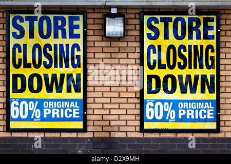 Speichern Sie, schließen Sie Zeichen mit Rabatt 60 Prozent auf Comet Shop, Wales, UK Stockfoto