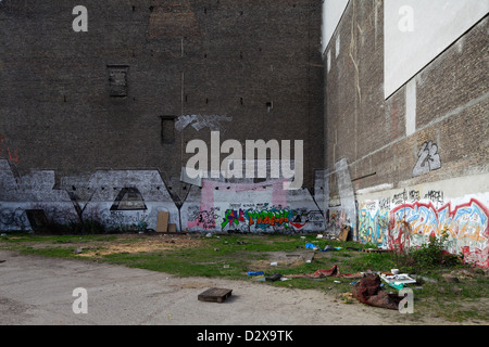 Berlin, Deutschland, unerschlossenes Land und Graffiti an der Wand des Feuers Stockfoto