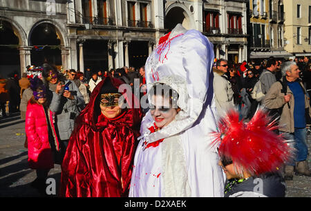 3. Februar 2013: Karneval in Venedig 2013. Die Straßen von Venedig sind mit bunten Phantasie gekleidete Menschen wimmelt. Die 2013 Karneval eröffnet am 26. Januar und endet am 12. Februar. Das Thema des diesjährigen Karneval ist "Leben in Farbe." Stockfoto