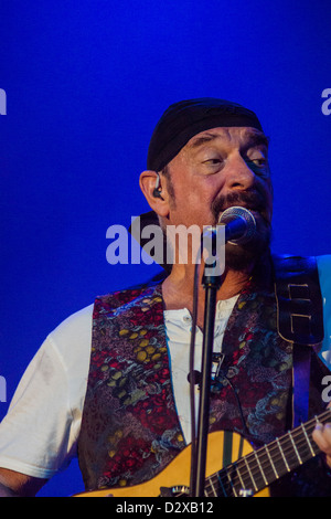 Legendäre Flötist, Gitarrist und Sänger Ian Anderson von Jethro Tull durchführen "Dick wie ein Ziegelstein", 2012 Stockfoto