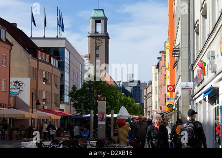 Berlin, Deutschland, Fußgänger in der Carl-Schurz-Straße in Spandau Stockfoto