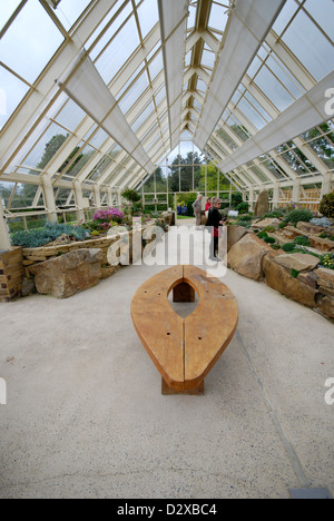 Das Innere des Harlow Carr Gewächshaus zeigt eine Reihe von Sukkulenten und Alpenpflanzen Stockfoto