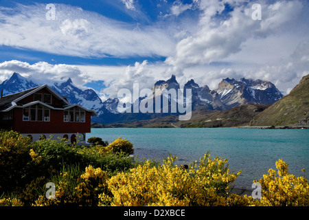 Hosteria Pehoe am Lago Pehoe, Los Cuernos und Paine Grande, Nationalpark Torres del Paine, Patagonien, Chile Stockfoto