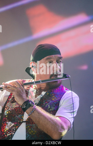 Ian Anderson, Sänger, Flötist und Gitarrist der progressive Rock-Band Jethro Tull führt auf der Bühne. Stockfoto