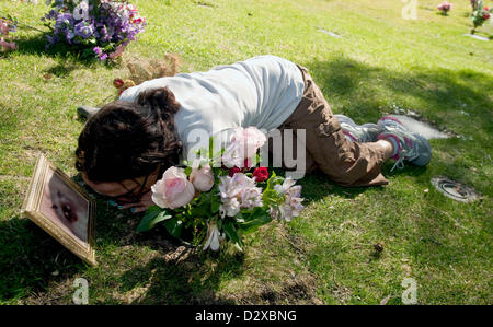 3. Februar 2013 - Calabasas, Kalifornien, USA - Tammy Melnyk von Hollywood trauert um ihre kürzlich verabschiedete Himalaya Katze 'Romeo'. Tausende von Haustieren sind auf dem Los Angeles Pet Memorial Park beigesetzt.  Etwa 80 % sind entweder Hunde oder Katzen, aber der Friedhof hält auch die Überreste der Pferde, Lamas, Vögel, Schweine Topf aufgebläht und Klammeraffen.  Zu den bekanntesten Tieren beigesetzt sind die Lone Ranger Pferd "Silber," die kleinen Strolche Hund "Petey" und "Tawny," MGM berühmten Löwen. (Kredit-Bild: © Brian Cahn/ZUMAPRESS.com) Stockfoto