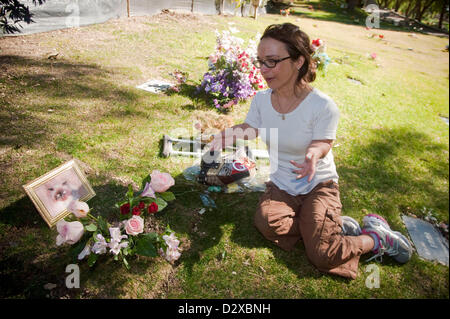 3. Februar 2013 - Calabasas, Kalifornien, USA - Tammy Melnyk von Hollywood trauert um ihre kürzlich verabschiedete Himalaya Katze 'Romeo'. Tausende von Haustieren sind auf dem Los Angeles Pet Memorial Park beigesetzt.  Etwa 80 % sind entweder Hunde oder Katzen, aber der Friedhof hält auch die Überreste der Pferde, Lamas, Vögel, Schweine Topf aufgebläht und Klammeraffen.  Zu den bekanntesten Tieren beigesetzt sind die Lone Ranger Pferd "Silber," die kleinen Strolche Hund "Petey" und "Tawny," MGM berühmten Löwen. (Kredit-Bild: © Brian Cahn/ZUMAPRESS.com) Stockfoto