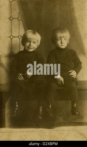 Ca. 1900 Foto Kleid zwei kleine Jungs etwa 18-24 Monate alt in Victorian. Vielleicht Zwillinge. Stockfoto