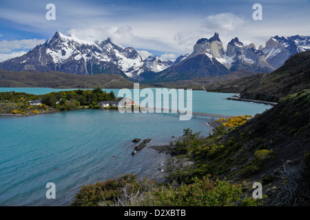 Hosteria Pehoe am Lago Pehoe, Los Cuernos und Paine Grande, Nationalpark Torres del Paine, Patagonien, Chile Stockfoto