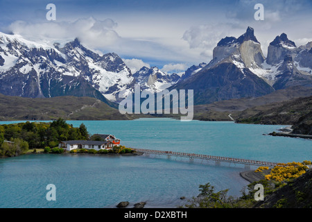 Hosteria Pehoe am Lago Pehoe, Los Cuernos und Paine Grande, Nationalpark Torres del Paine, Patagonien, Chile Stockfoto