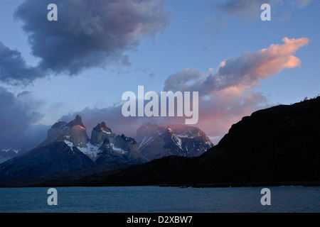 Sonnenaufgang am Lago Pehoe und Los Cuernos, Torres del Paine Nationalpark, Patagonien, Chile Stockfoto