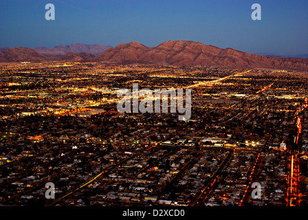 Dämmerung Luftbild Berge Las Vegas suburbane Wohngebiete von Stratosphere Tower Aussichtsplattform Stockfoto