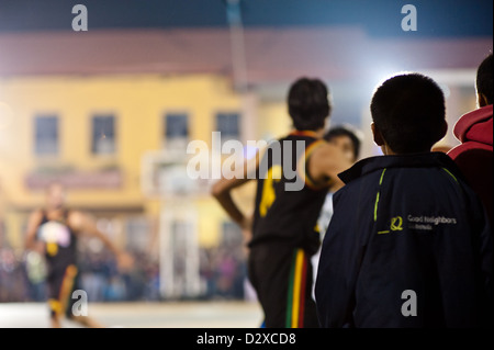 Dies ist ein kleiner guatemaltekischen junge eine Basketball-Spiel zu beobachten und darüber nachzudenken seines Wesens eine zukünftige Basketball Sportler. Stockfoto